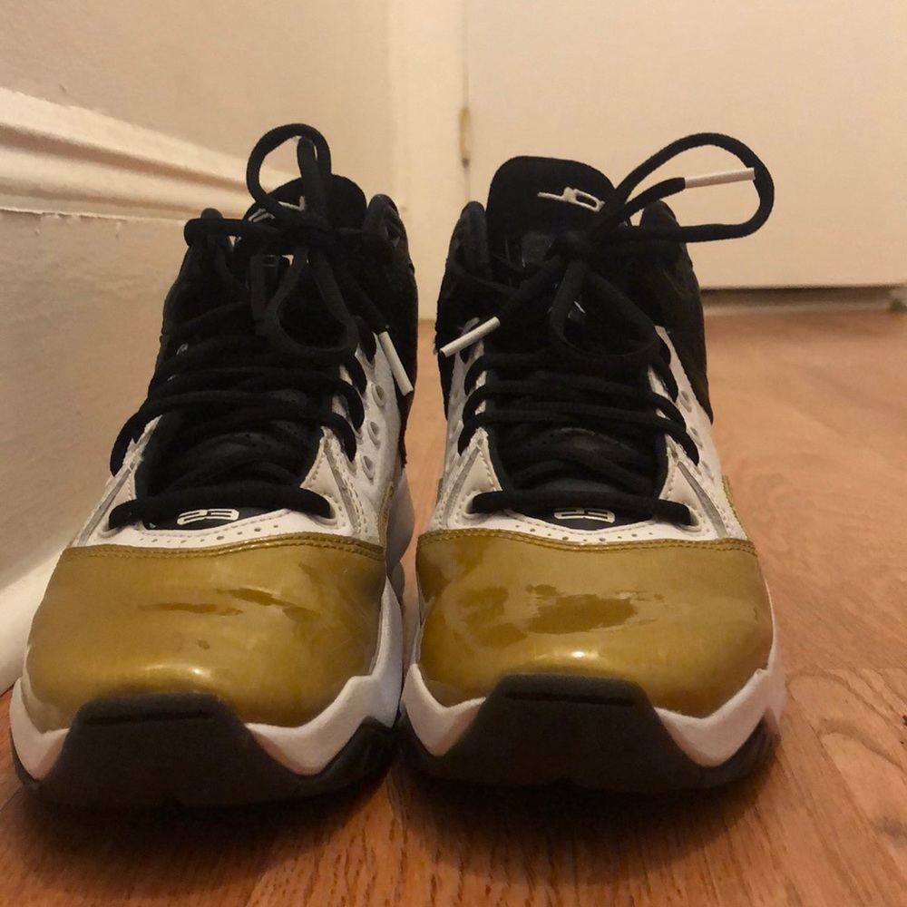 I’m sell Kids Shoes Jordan gold & white